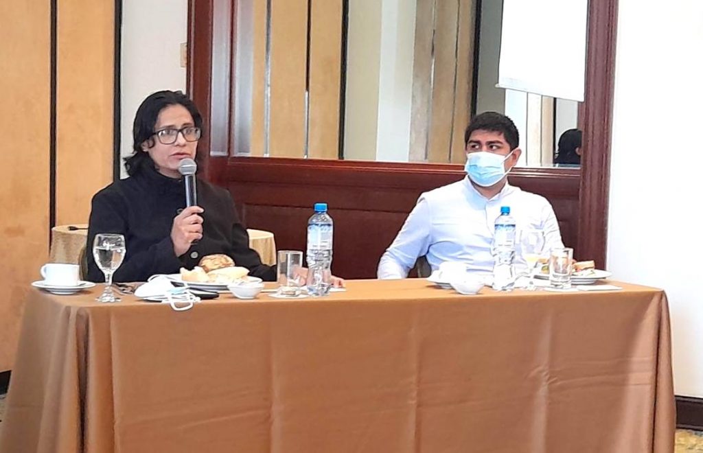 Yesenia Alvarez, directora de IPL, da las palabras de bienvenido al encuentro.